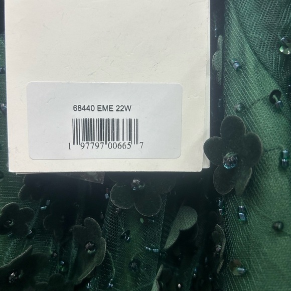 Mac Duggal 68440 NWT Green Floral Applique Long Sleeve A Line Gown - Picture 8 of 8